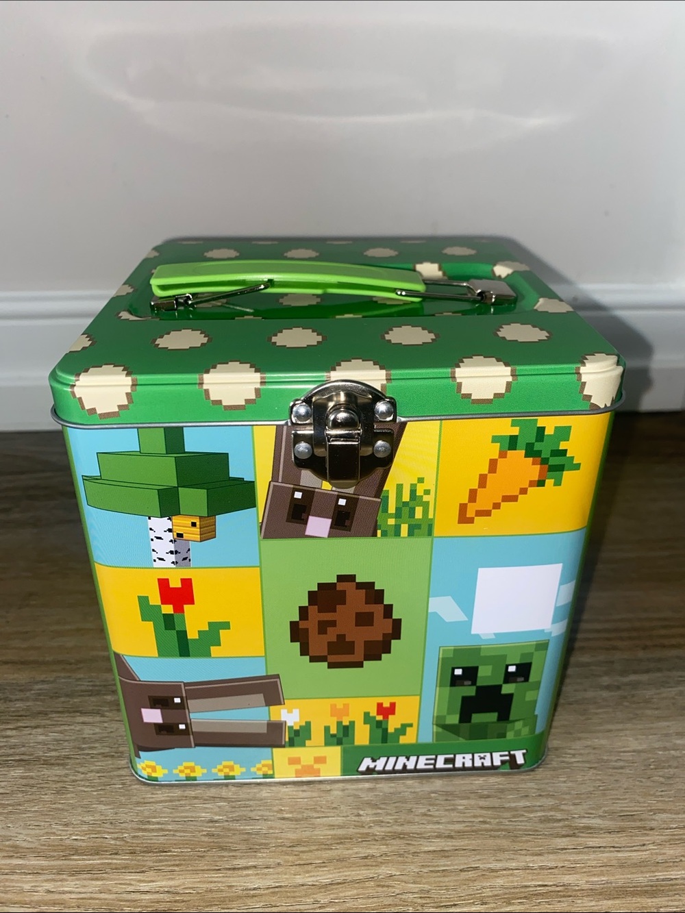Minecraft Pixel Art Green Metal Gift Box